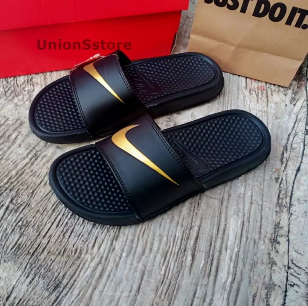 white nike flip flops