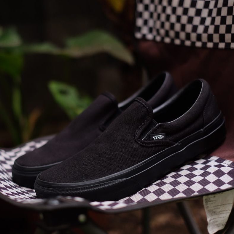 slip resistant vans black