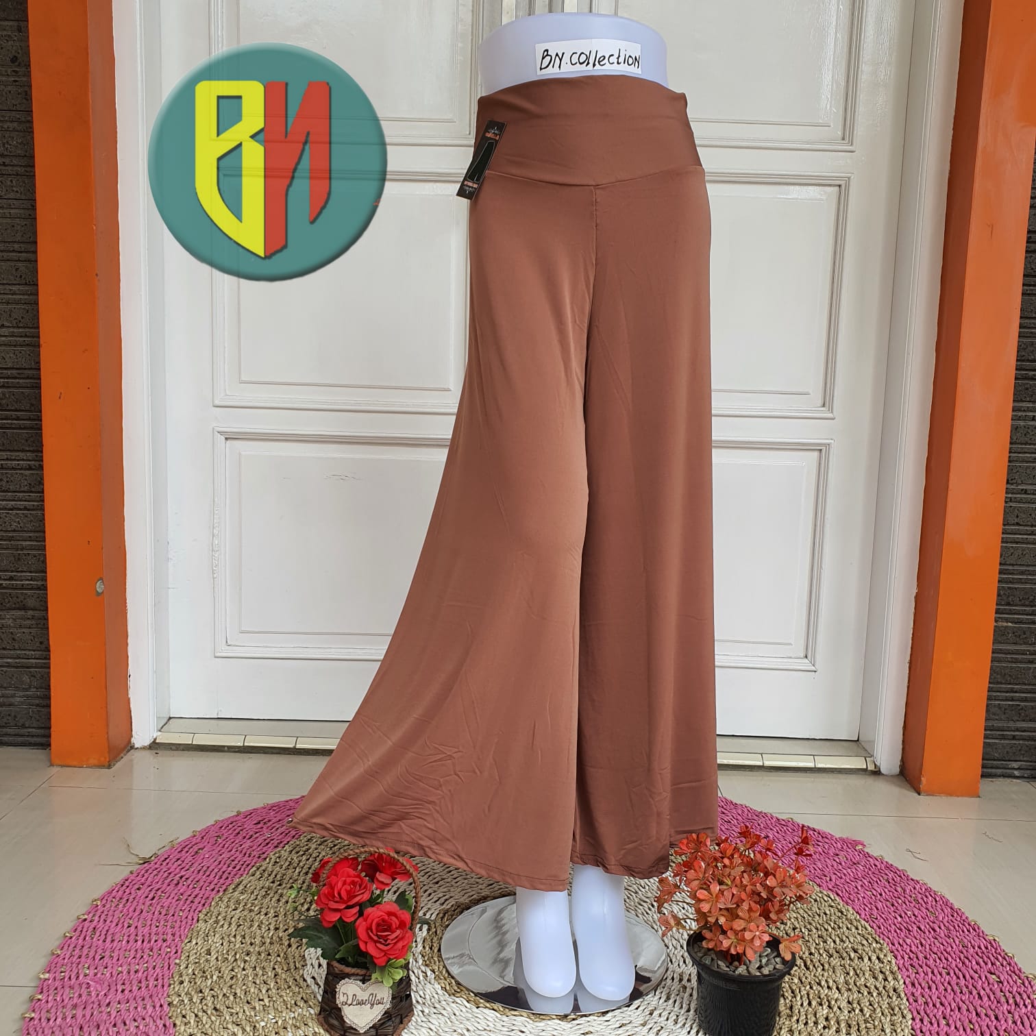 Pirat bilan jinsiy aloqa Katta kokrakli ayol xalatda onanizm qiladi