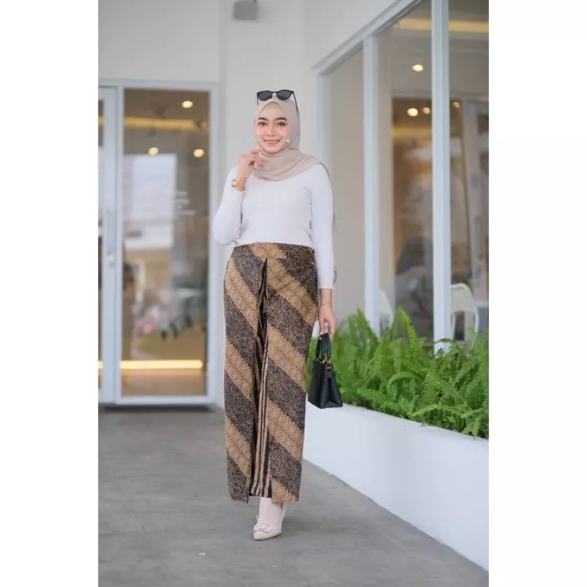 Ishga talabgor ishga keldi va uni sikishdi. Yigit jilmayib qo‘lga tushdi.