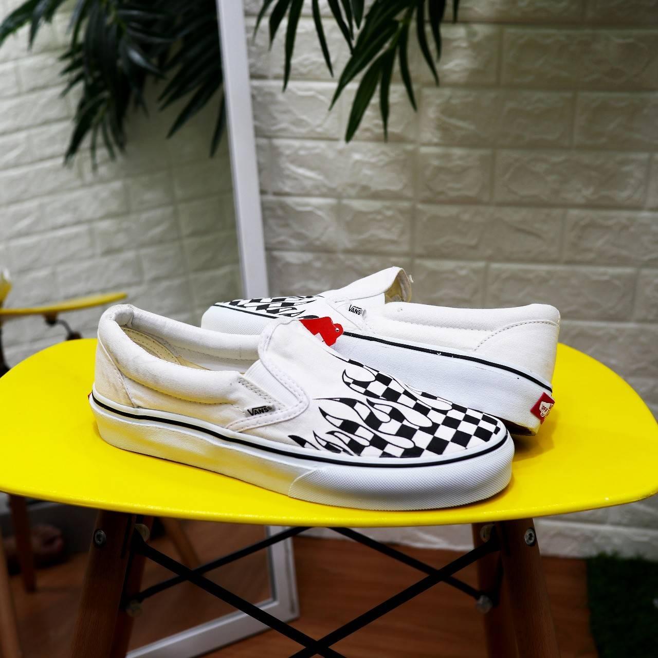 Sepatu Slip On Classic Vans222 Motif Flame / Casual Sneakers Slop Api Off_The_Wall