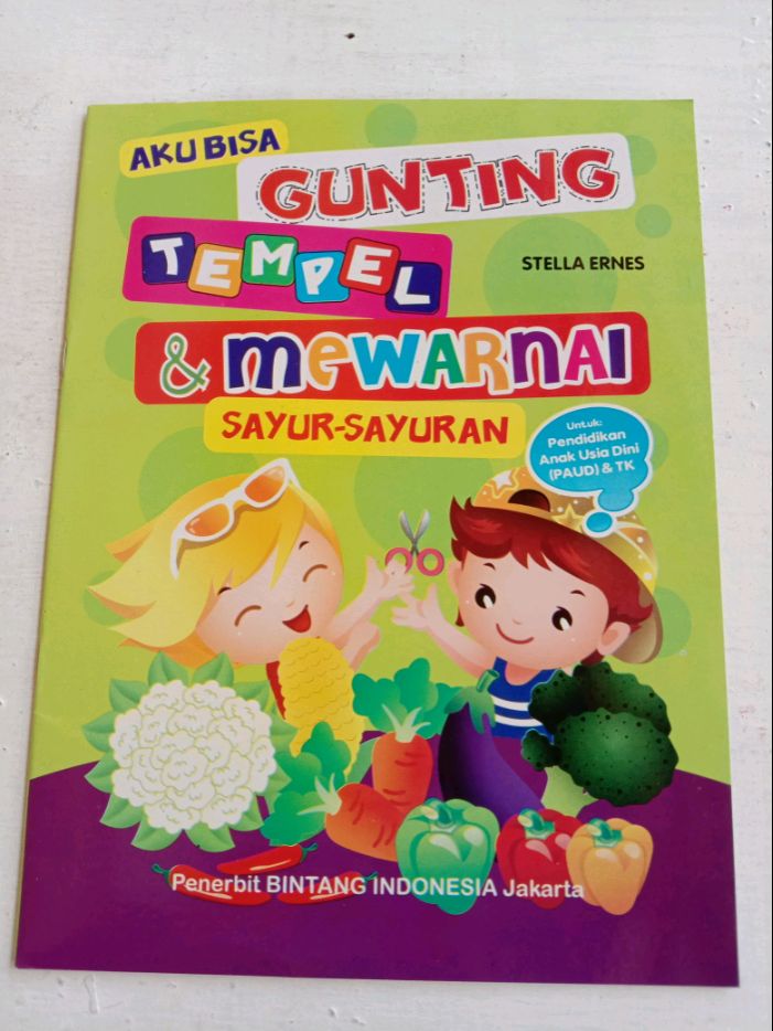 Buku gunting tempel mewarnai sayuran