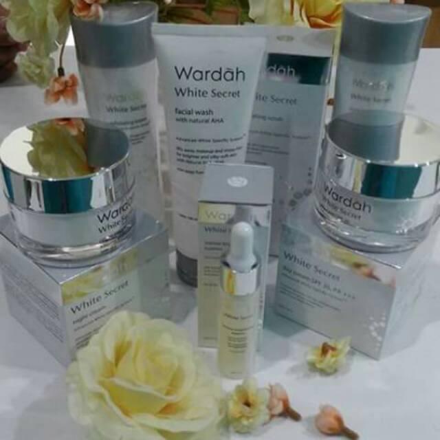 Paket Wardah White Secret (1.Day cream (30gr) 2. Night Cream (30gr) 3. intense brightening essence (17ml) 4. pure Brightening cleanser (150 ml)5. facial wash with AHA (100ml)6. Exfoliating lotion (150 ml))