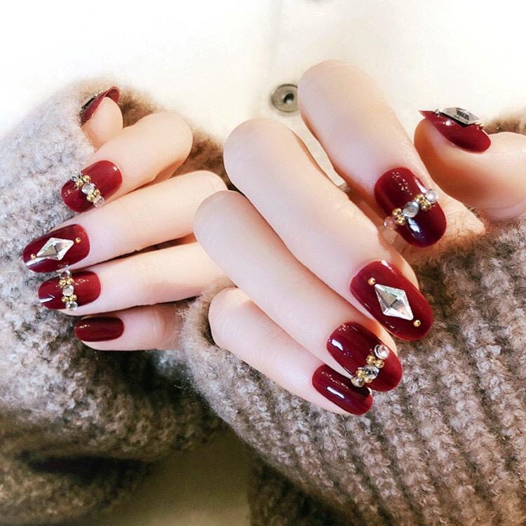 Elegant Maroon Mewah Nail Art