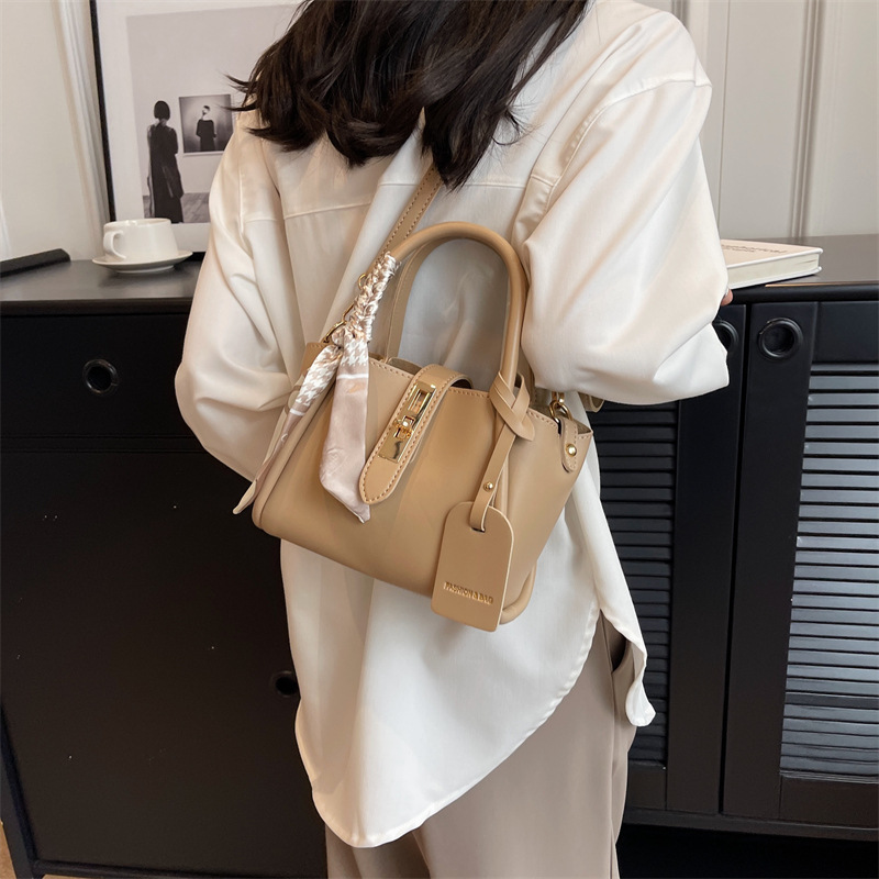 VINNETORA Tas Selempang Wanita dengan Aksesories Silk Tas Bahu Wanita  Elegan Hand Bag Elegan Tas Wanita Sulaman Plain Animal Print Tas Elegan  Hitam Kahki Coffee - Lazada | Lazada Indonesia