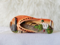 Gloria Bellucci - Souvenir magnet kulkas indonesia jakarta sandal