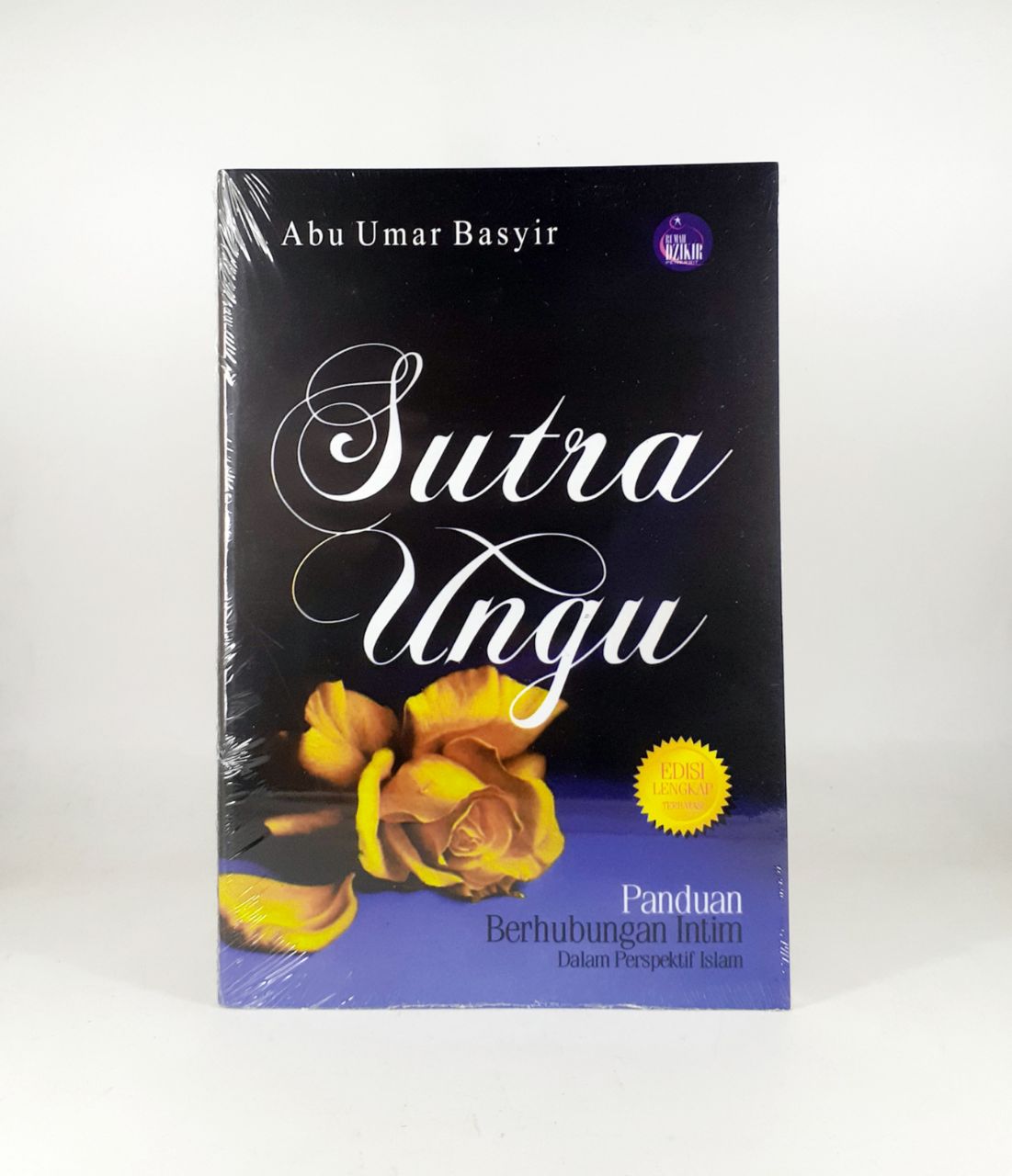 Er xotinining etagiga chiqib, o‘pdi. Mark Zunino toy liboslari