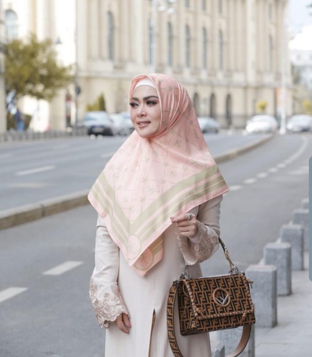 Kerudung Syahrini Segi Empat - Actris Indonesian