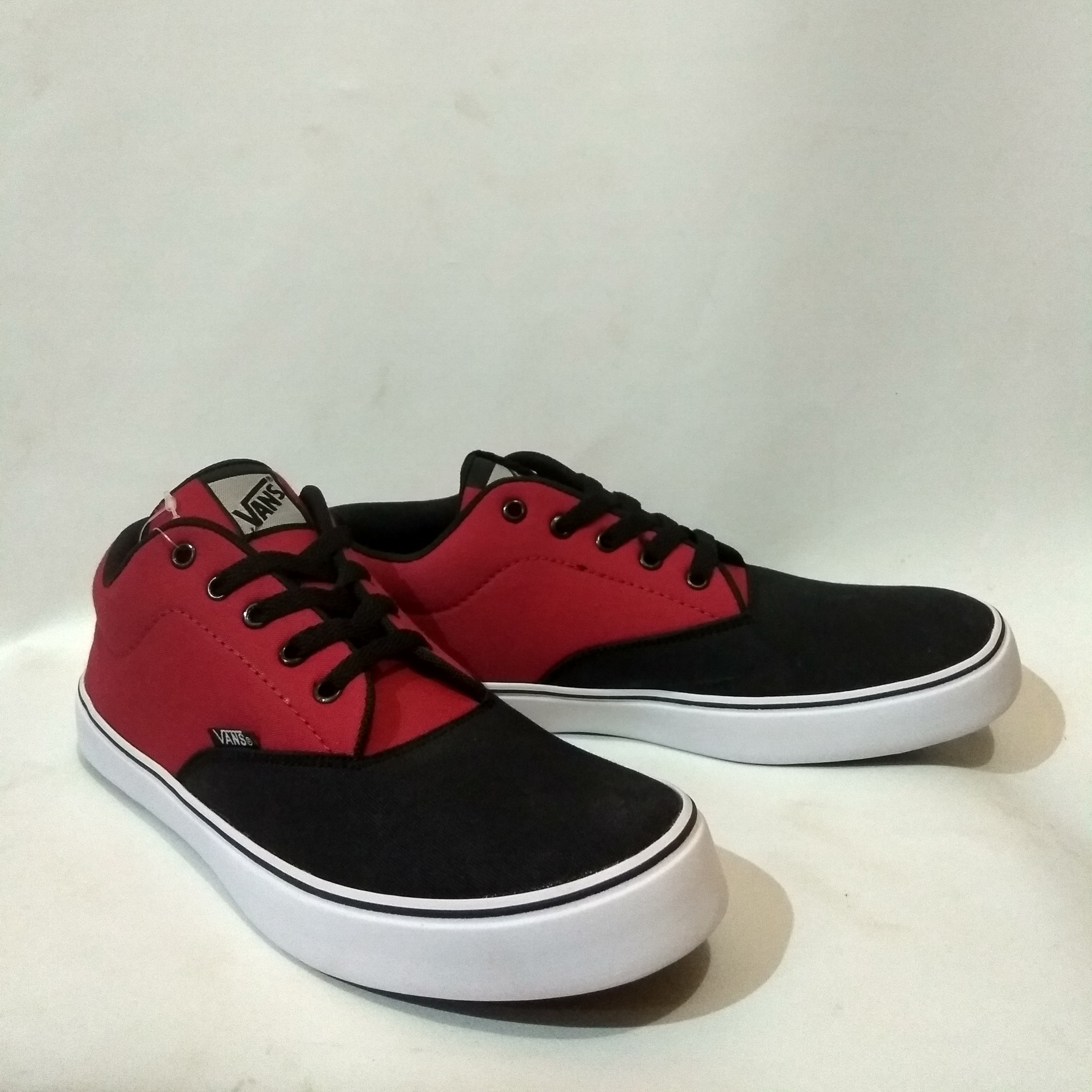 vans era authentic maroon